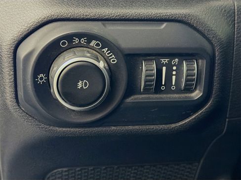 Used 2018 Jeep Wrangler Unlimited Sahara image 11