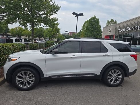 Used 2021 Ford Explorer XLT w/ Equipment Group 202A RWD image 2