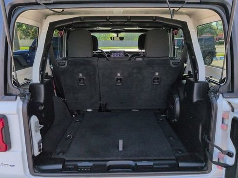 Used 2018 Jeep Wrangler Unlimited Sahara AWD/4WD image 13