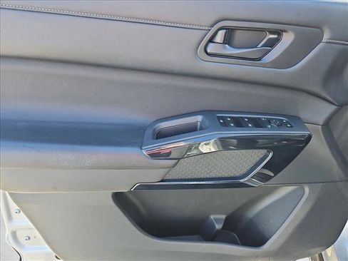 Used 2024 Nissan Pathfinder SV FWD image 10