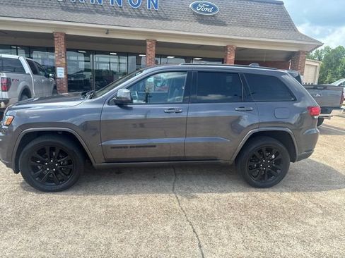 Used 2018 Jeep Grand Cherokee Altitude AWD/4WD image 2