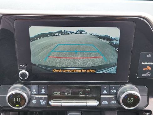 Used 2023 Toyota Highlander LE AWD/4WD image 17