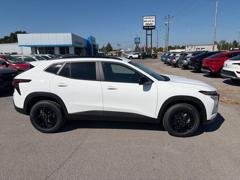 New 2026 Chevrolet Trax LT w/ Midnight Edition FWD image 7