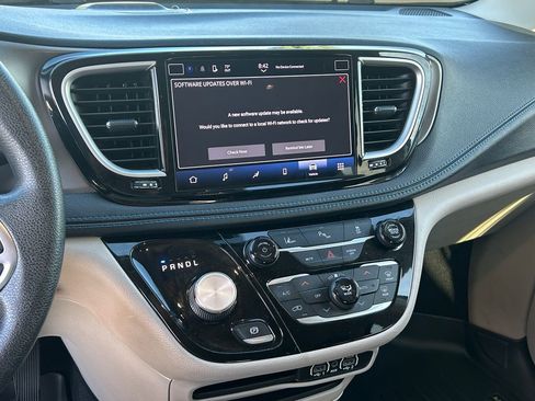 Used 2021 Chrysler Pacifica Touring image 14