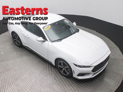 Used 2025 Ford Mustang Coupe RWD image 3
