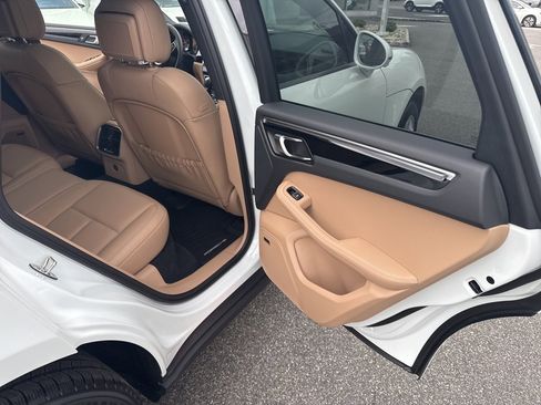 Used 2025 Porsche Macan image 28