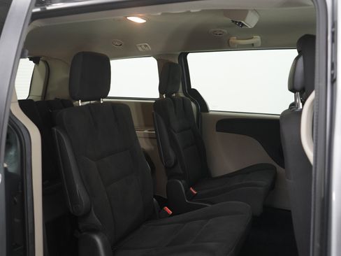 Used 2019 Dodge Grand Caravan SE w/ UConnect Hands-Free Group image 12