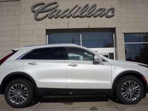 Used 2024 Cadillac XT4 Premium Luxury image 3