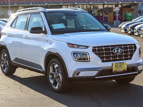 New 2025 Hyundai Venue Limited image 3