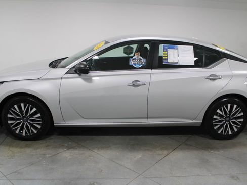 Used 2024 Nissan Altima 2.5 SV image 6