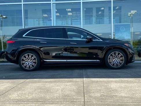 Used 2023 Mercedes-Benz EQS 580 4MATIC SUV image 2