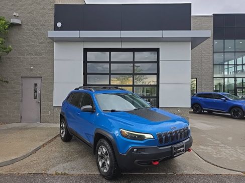 Used 2019 Jeep Cherokee Trailhawk w/ Comfort/Convenience Group AWD/4WD image 2