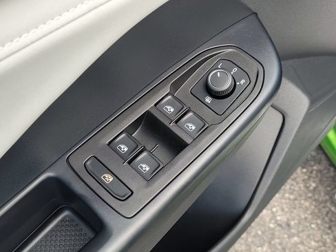 Used 2025 Volkswagen Taos SE FWD image 19