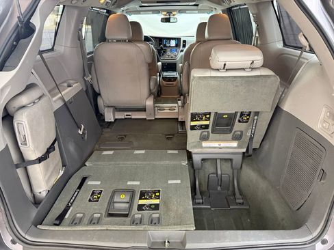 Used 2015 Toyota Sienna XLE Premium image 19