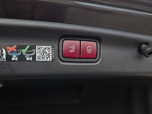 Used 2025 Mercedes-Benz C 300 Sedan image 34