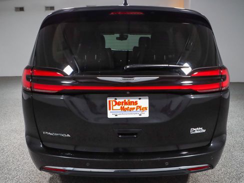 Used 2023 Chrysler Pacifica Touring-L image 8