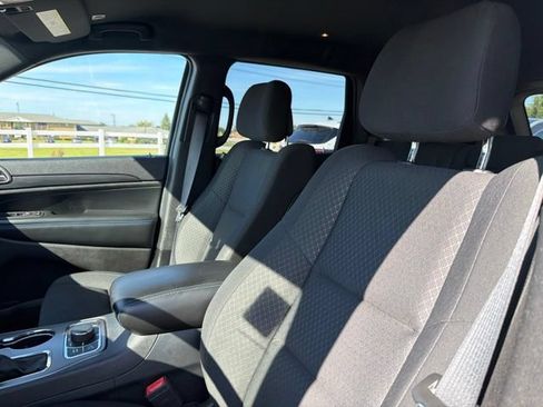 Used 2019 Jeep Grand Cherokee Laredo AWD/4WD image 14