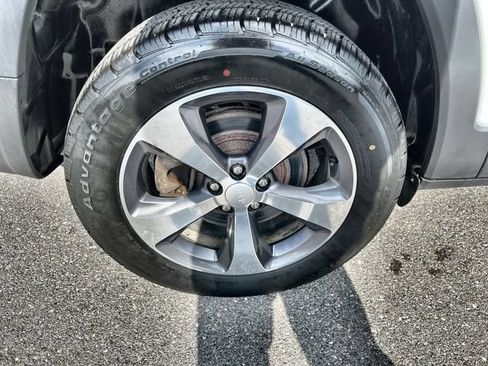 Used 2019 Jeep Cherokee Limited AWD/4WD image 19