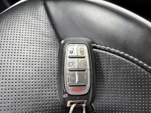 Used 2025 Chrysler Pacifica Limited FWD image 28