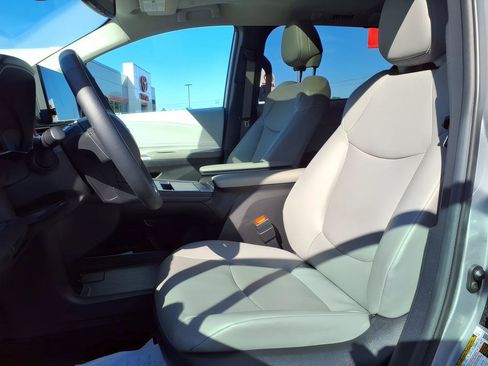 Used 2025 Toyota Sienna XLE FWD image 17