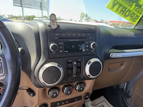 Used 2018 Jeep Wrangler Unlimited Sahara AWD/4WD image 13