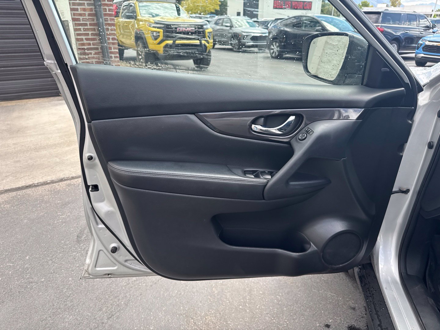 Used 2018 Nissan Rogue SV AWD/4WD image 18