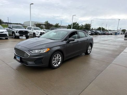 Used 2019 Ford Fusion SE FWD image 3