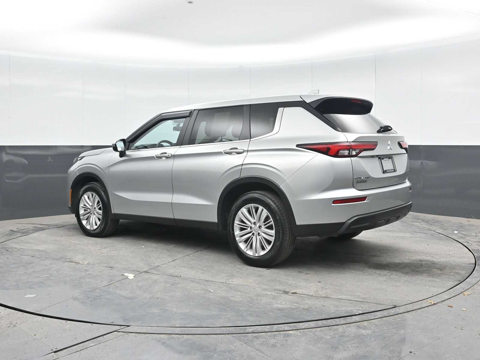 Used 2024 Mitsubishi Outlander ES AWD/4WD image 2
