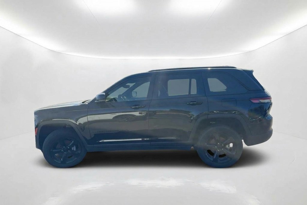 Used 2023 Jeep Grand Cherokee Altitude AWD/4WD image 9
