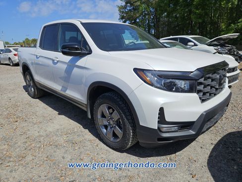 Certified 2025 Honda Ridgeline TrailSport image 4
