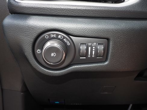 New 2025 Chrysler Pacifica Select w/ Uconnect Theater Family Group image 30