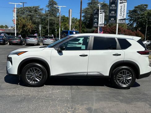 Used 2024 Nissan Rogue S FWD image 3