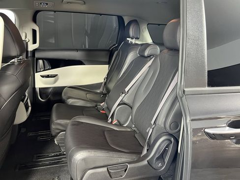 Used 2024 Kia Carnival EX image 27