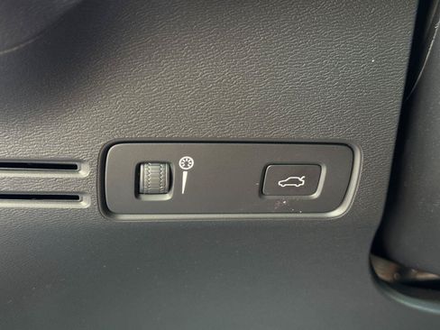 Used 2021 Volvo XC40 P8 Recharge w/ Advanced Package AWD/4WD image 18