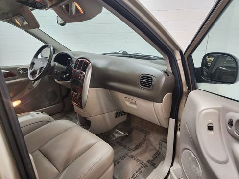 Used 2006 Chrysler Town & Country Limited w/ Trailer Tow Prep Group FWD image 27