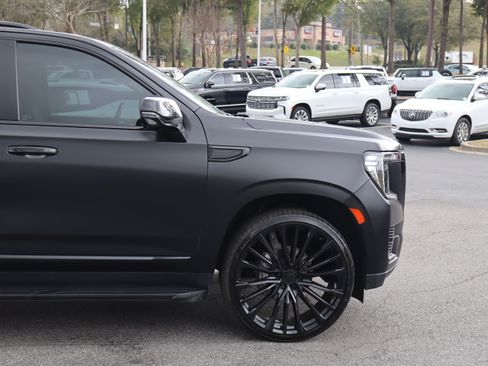 Used 2022 GMC Yukon SLT w/ SLT Premium Package image 11