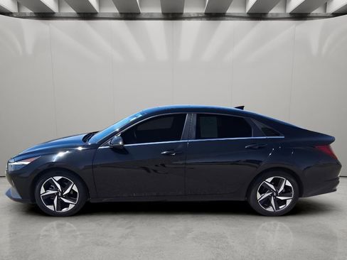 Used 2021 Hyundai Elantra Limited image 2