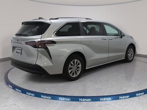 Used 2024 Toyota Sienna XLE FWD image 5