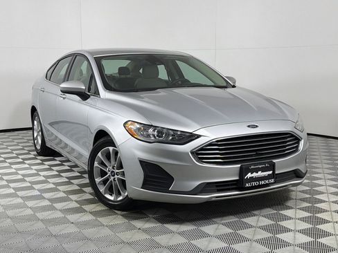 Used 2019 Ford Fusion SE FWD image 2