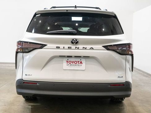 New 2026 Toyota Sienna XLE FWD image 8