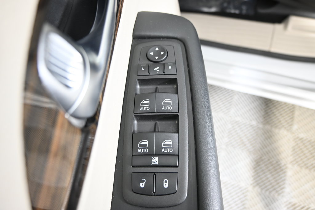 Used 2023 Chrysler Pacifica Limited FWD image 20