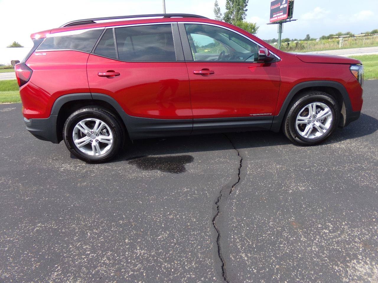 Used 2024 GMC Terrain SLE w/ Driver Convenience Package FWD image 13
