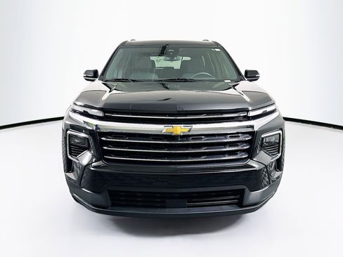 Used 2025 Chevrolet Traverse LT image 2