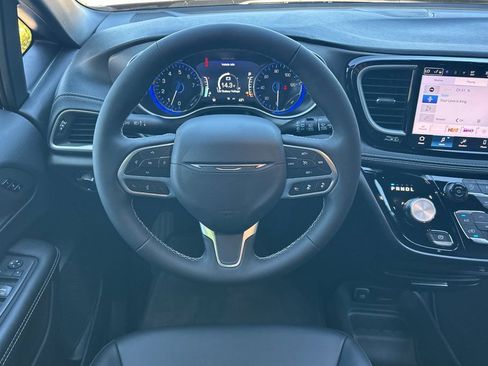 New 2027 Chrysler Pacifica Select FWD image 14