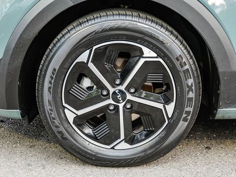 Used 2023 Kia Niro EX image 10