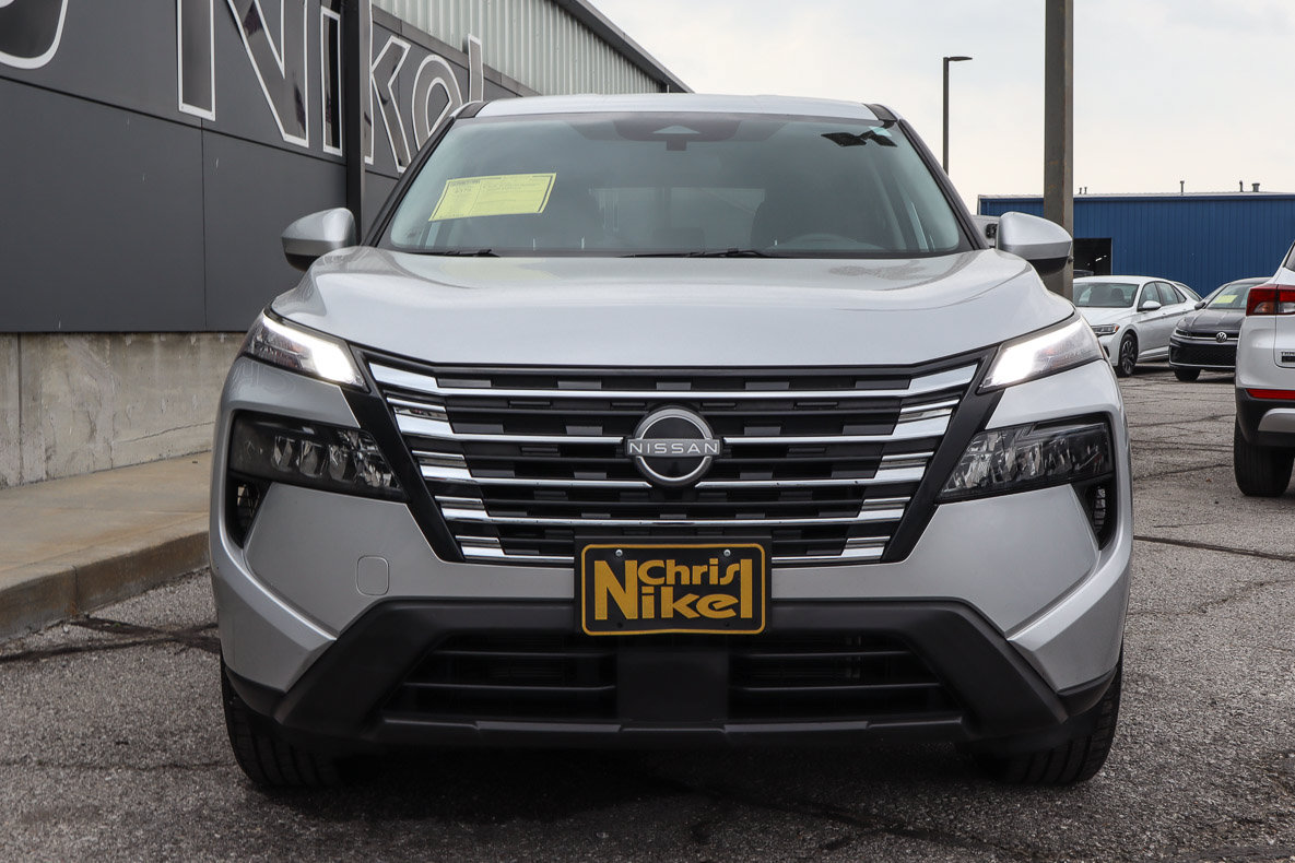 Used 2025 Nissan Rogue SV FWD image 2