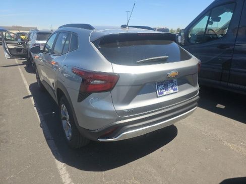 Used 2025 Chevrolet Trax LT FWD image 4
