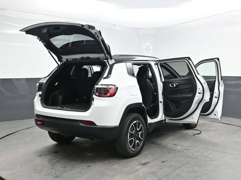 Used 2025 Jeep Compass Trailhawk AWD/4WD image 46