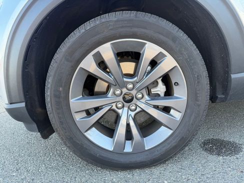 Used 2023 Ford Explorer XLT w/ Equipment Group 202A image 9