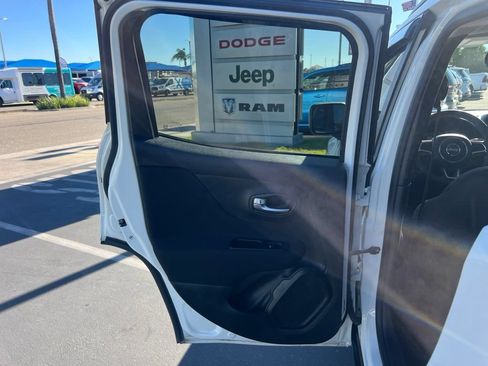 Used 2021 Jeep Renegade Latitude AWD/4WD image 29
